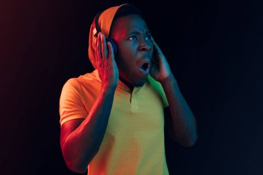 Kulaklık ile müzik dinleme genç yakışıklı hipster adam