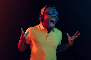 Kulaklık ile müzik dinleme genç yakışıklı hipster adam