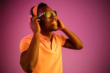 Kulaklık ile müzik dinleme genç yakışıklı hipster adam