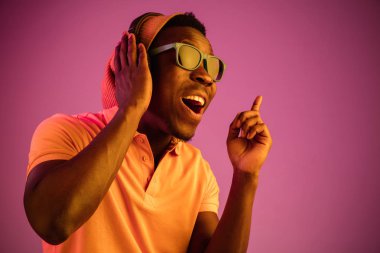 Kulaklık ile müzik dinleme genç yakışıklı hipster adam