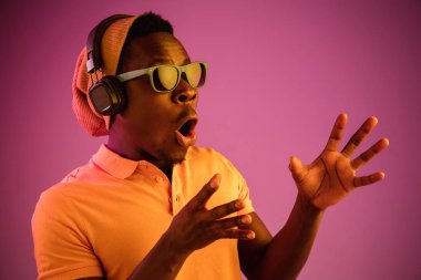 Kulaklık ile müzik dinleme genç yakışıklı hipster adam