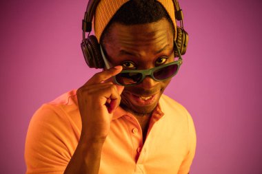 Kulaklık ile müzik dinleme genç yakışıklı hipster adam