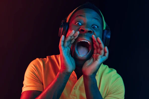 El joven hombre hipster guapo escuchando música con auriculares — Foto de Stock