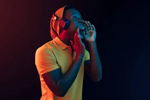 El joven hombre hipster guapo escuchando música con auriculares — Foto de Stock