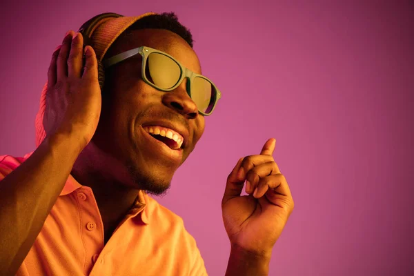 The young handsome hipster man listening music with headphones — Stock Photo, Image