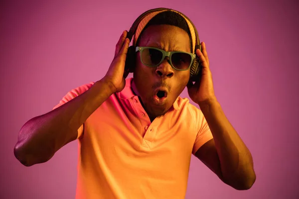 El joven hombre hipster guapo escuchando música con auriculares — Foto de Stock