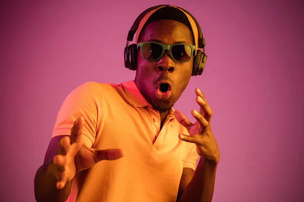 Der junge gutaussehende Hipster-Mann hört Musik mit Kopfhörern — Stockfoto