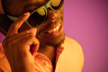 Kulaklık ile müzik dinleme genç yakışıklı hipster adam