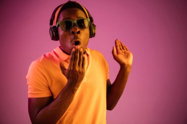 Kulaklık ile müzik dinleme genç yakışıklı hipster adam