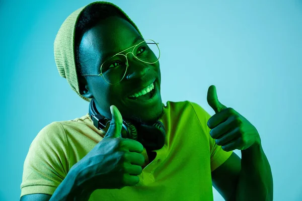 El joven hombre hipster guapo escuchando música con auriculares — Foto de Stock