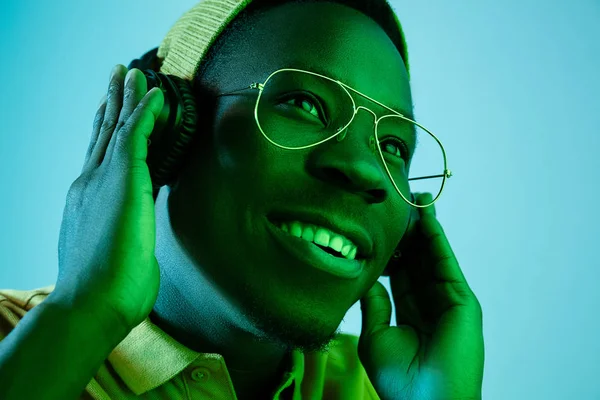 El joven hombre hipster guapo escuchando música con auriculares — Foto de Stock