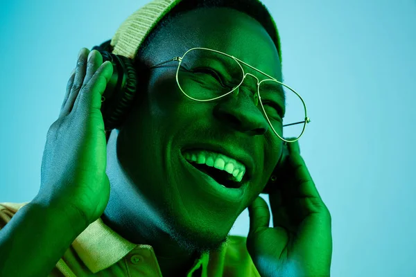 O jovem homem hipster bonito ouvindo música com fones de ouvido — Fotografia de Stock