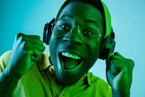 El joven hombre hipster guapo escuchando música con auriculares — Foto de Stock