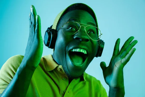 Jovem Bonito Feliz Surpreendeu Homem Hipster Ouvindo Música Com Fones — Fotografia de Stock