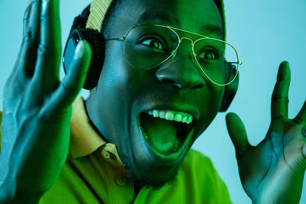 Kulaklık ile müzik dinleme genç yakışıklı hipster adam — Stok fotoğraf