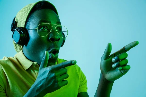 El joven hombre hipster guapo escuchando música con auriculares — Foto de Stock