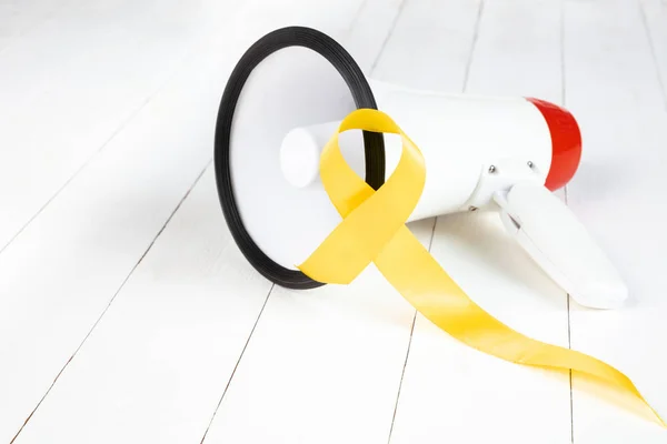 Желтый цвет ленты символизирует осознание рака саркомы и предотвращение самоубийств — стоковое фото