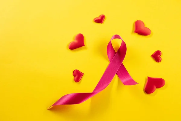 День рака в мире текста и розовая лента на фоне стола — стоковое фото