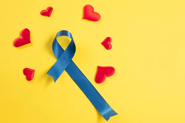 Синяя лента символизирует кампанию по информированию о раке простаты и здоровье мужчин в ноябре — стоковое фото