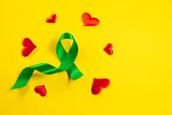 Рак печени и гепатит В - лента месяца осведомленности HVB, изумрудно-зеленая или нефритовая лента — стоковое фото
