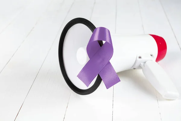 Осознание светло-голубой ленты. Символ поддержки мужчин, живущих с раком — стоковое фото