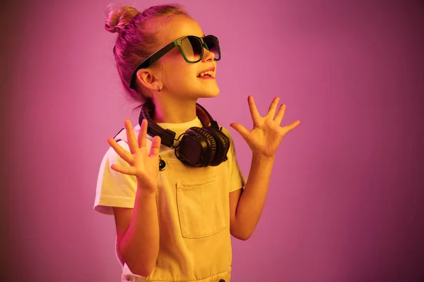 Junges Mädchen mit Kopfhörern genießt Musik — Stockfoto