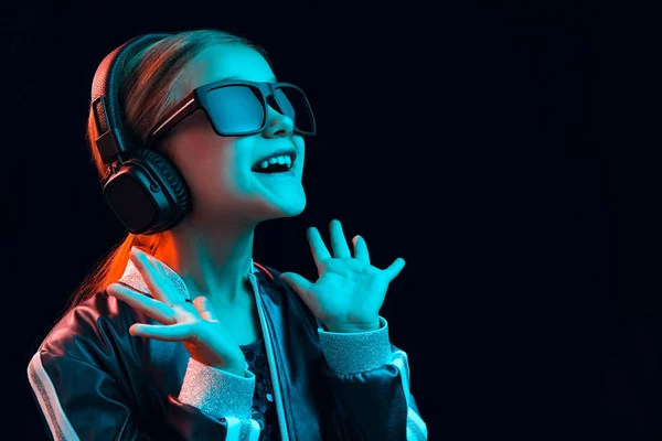 Junges Mädchen mit Kopfhörern genießt Musik — Stockfoto