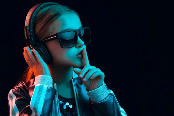 Giovane ragazza con le cuffie godendo la musica — Foto Stock
