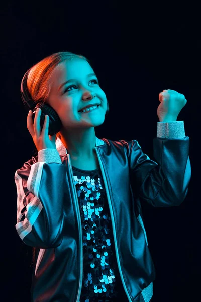 Jeune fille avec écouteurs appréciant la musique — Photo