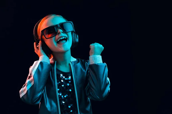 Junges Mädchen mit Kopfhörern genießt Musik — Stockfoto