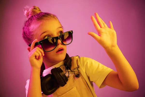 Jong meisje met hoofdtelefoon genieten van muziek — Stockfoto