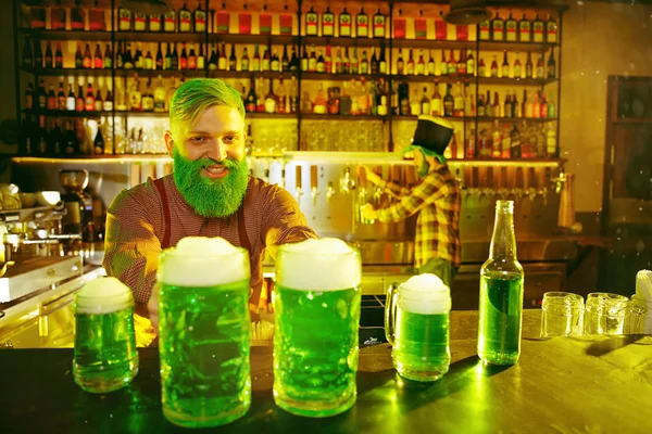 Homme heureux avec un verre de bière regardant de côté dans le pub — Photo