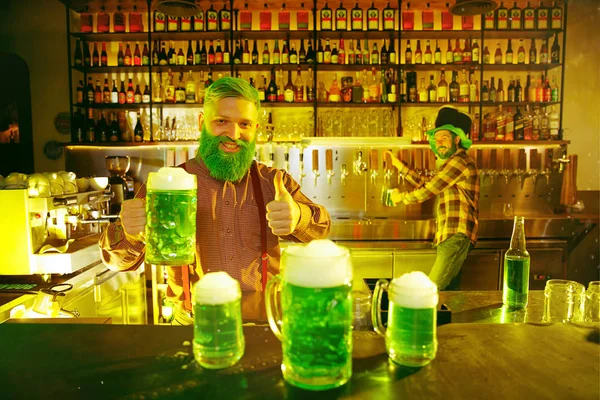 Homme heureux avec un verre de bière regardant de côté dans le pub — Photo
