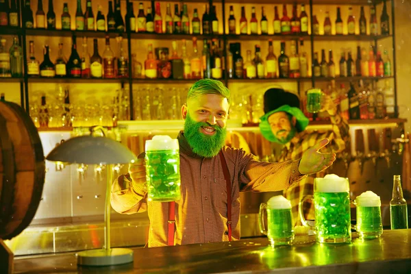 Gelukkig man met glas bier op zoek opzij in pub — Stockfoto