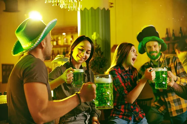 Fiesta San Patricio Happy Friends Está Celebrando Bebiendo Cerveza Verde — Foto de Stock