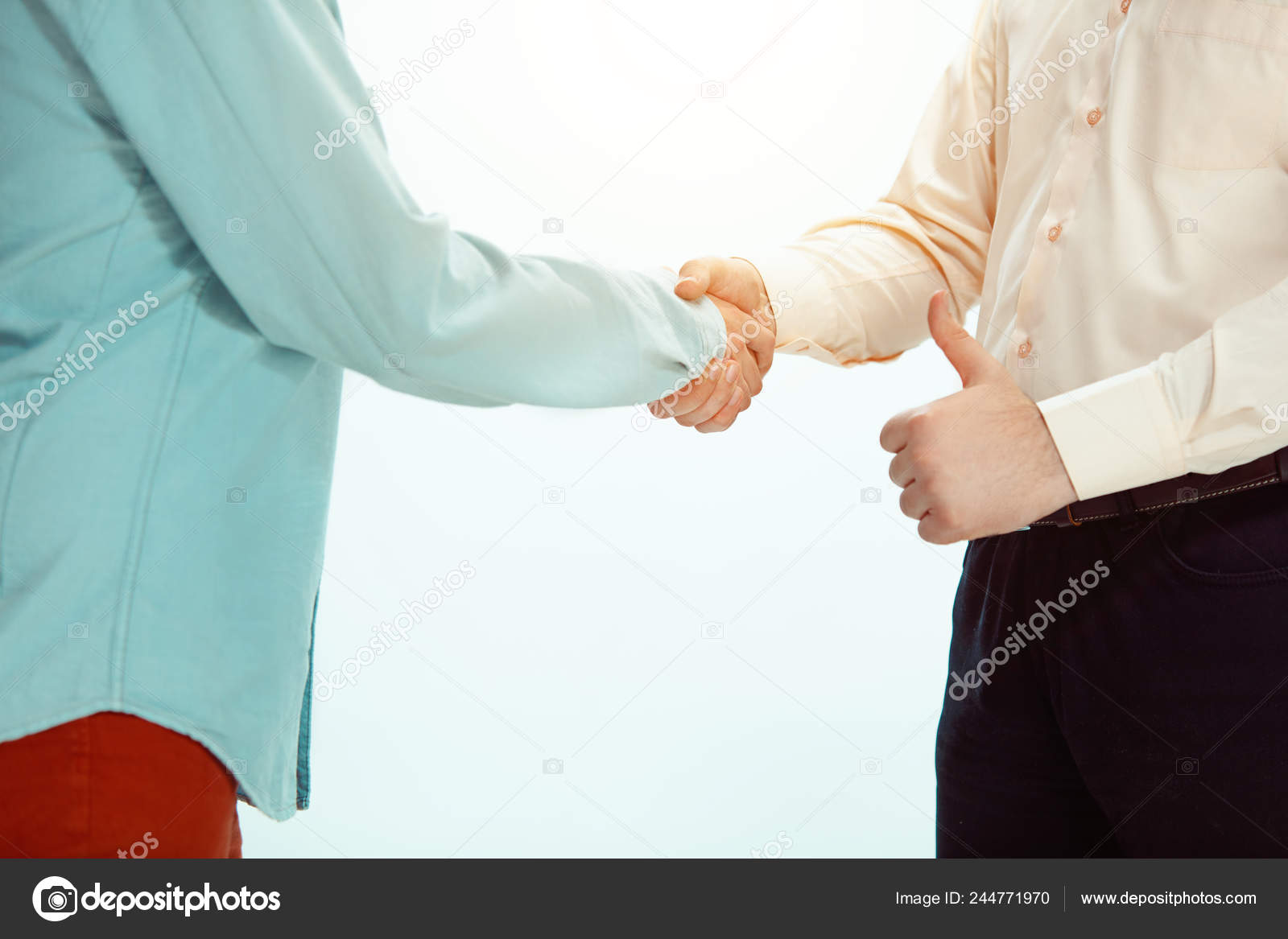 握手的商务人士高清图片下载-正版图片500486817-摄图网