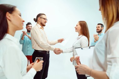 Patron onaylama ve genç başarılı çalışan tebrik