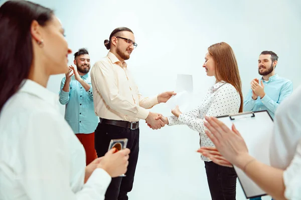 Boss approving and congratulating young successful employee — Stock Photo, Image