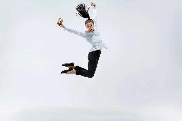 Mulher de negócios feliz dançando e sorrindo isolado no branco . — Fotografia de Stock