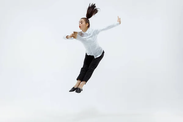 Щаслива бізнес-леді танцює і посміхається ізольовано на білому . — стокове фото