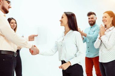 Patron onaylama ve genç başarılı çalışan tebrik