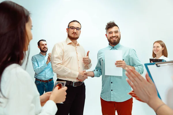 Boss approving and congratulating young successful employee — Stock Photo, Image