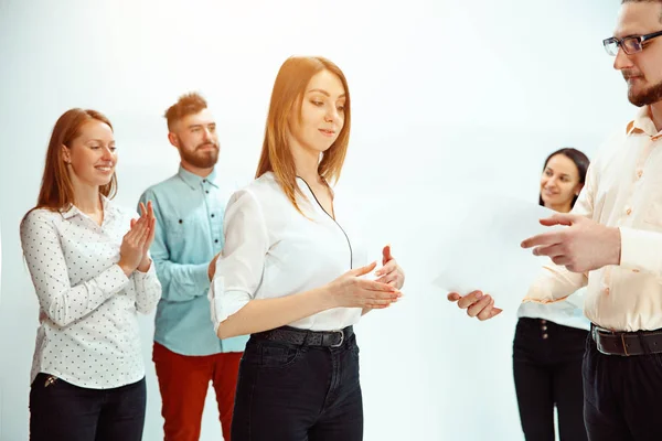 Boss approving and congratulating young successful employee — Stock Photo, Image