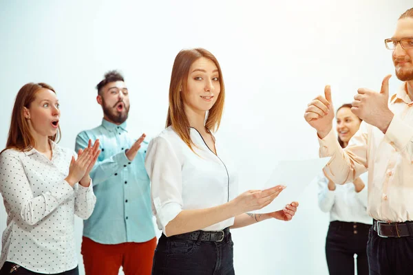 Jefe aprobando y felicitando a los jóvenes empleados exitosos — Foto de Stock