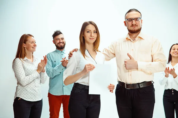 Boss godkännande och gratulera unga framgångsrika medarbetare — Stockfoto