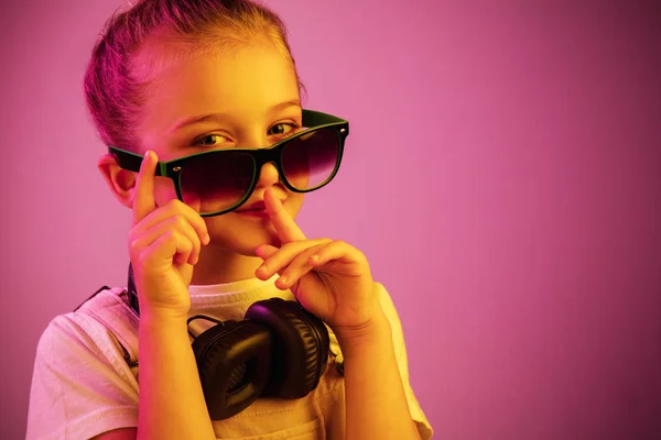 Junges Mädchen mit Kopfhörern genießt Musik — Stockfoto