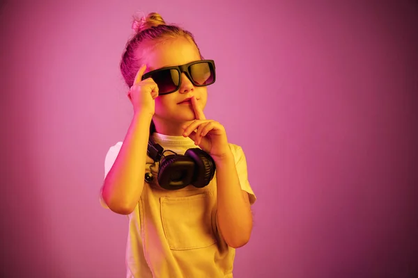 Junges Mädchen mit Kopfhörern genießt Musik — Stockfoto