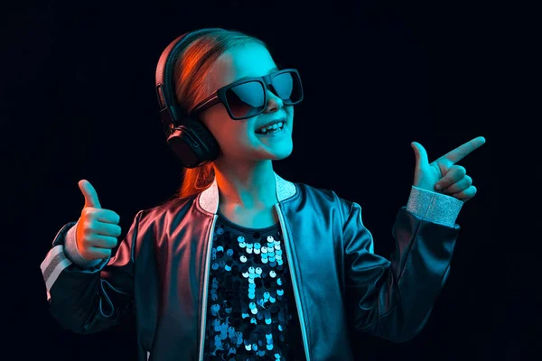 Chica joven con auriculares disfrutando de la música — Foto de Stock