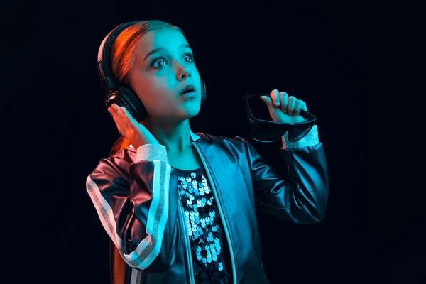 Młoda dziewczyna z Muzyka Słuchawki — Zdjęcie stockowe