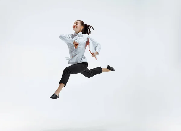 Feliz mujer de negocios bailando y sonriendo aislado en blanco . — Foto de Stock